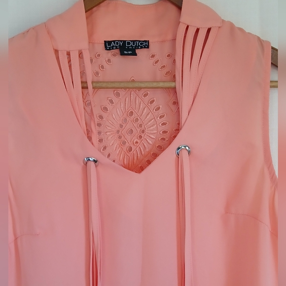 Lady Dutch Blouse - Picture 2 of 3